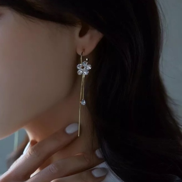 Gold Tone Flower 🌸 Earrings - Picture 3 of 5